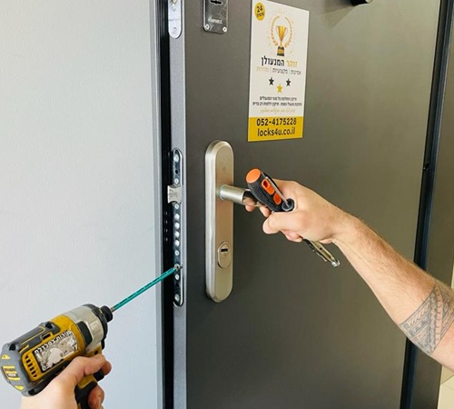 זוהר מנעולן – החלפת מנגנון טריקה בדלת ברחוב ביאליק