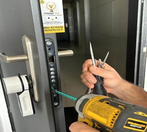 זוהר מנעולן – התקנת מנעול חכם בלוטות’ בדלת ראשית, ציר ז’בוטינסקי רמת גן